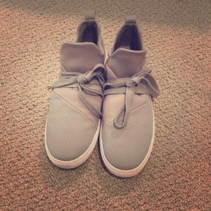 Gray tennis shoes